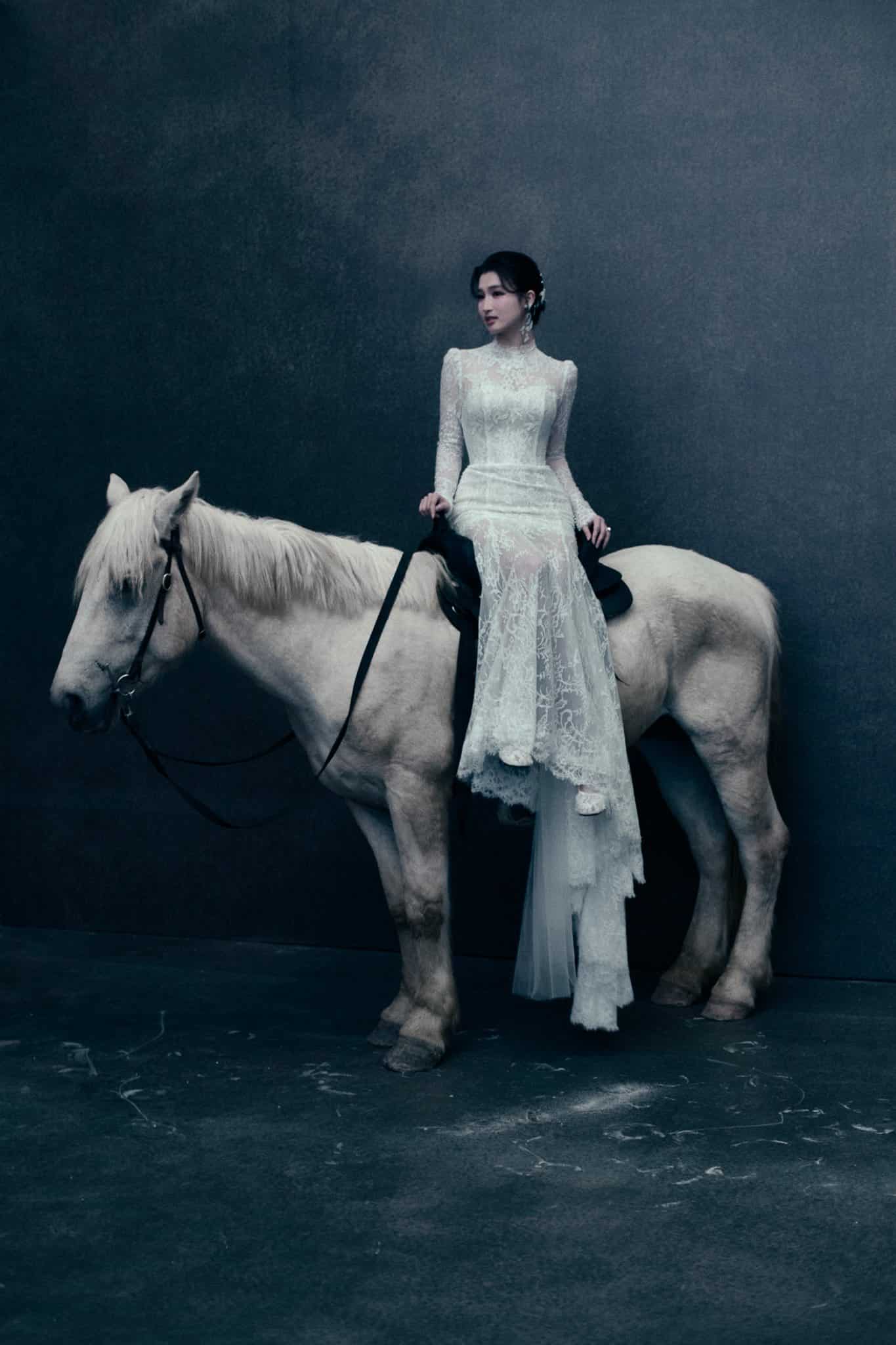 A hau Phuong Nhi chup anh ben chu ngua trang. Anh: Antiantiart