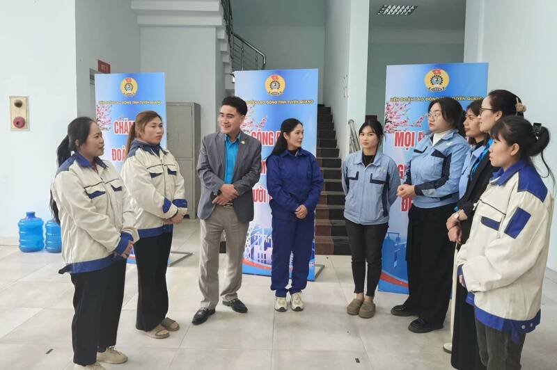 Ong Le Hung Manh - Pho Chu tich Lien doan Lao dong tinh Tuyen Quang tham hoi, dong vien cong nhan. Anh: Viet Bac