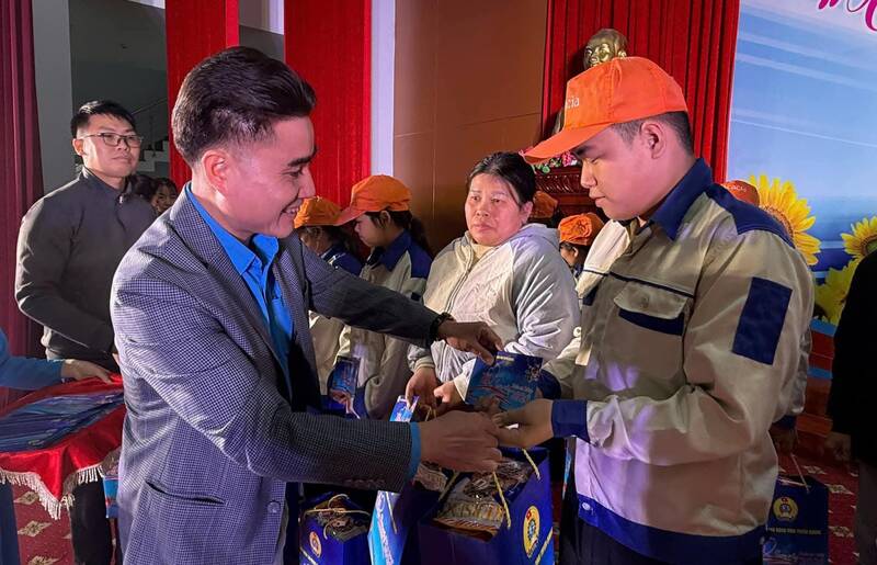Vice Chairman of Tuyen Quang Provincial Labor Federation Le Hung Manh presents gifts to workers. Photo: Viet Bac