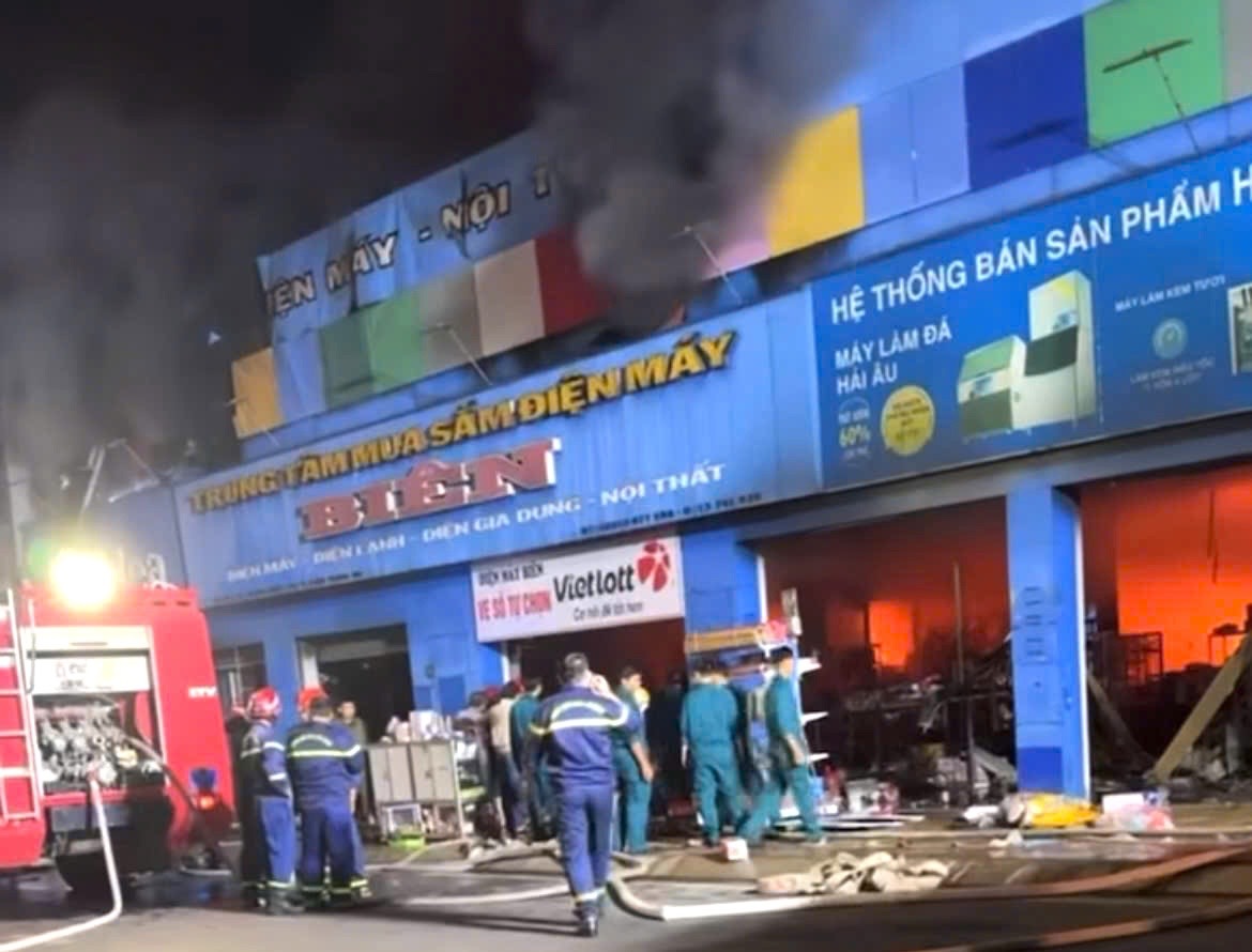 Scene of the fire at a electronics store that killed 2 people in Dong Nai. Photo: Cut from clip.