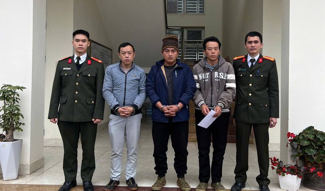 3 đối tượng bị bắt khẩn cấp vì tàng trữ trái phép vũ khí. Ảnh: Công an Cao Bằng