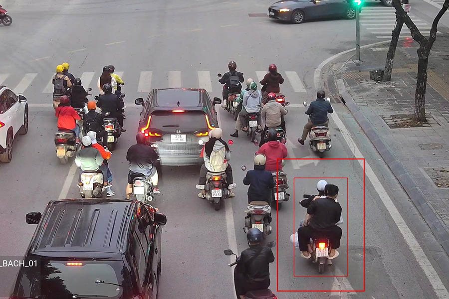 Les motocyclistes sans casque sont enregistres par les cameras d'IA. Photo: Departement de la police de la circulation