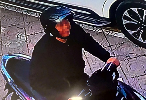 Đối tượng lừa đảo trực tiếp tới lấy tiền sau quá trình theo dõi điện thoại bị hack của nạn nhân. Ảnh cắt từ camera an ninh