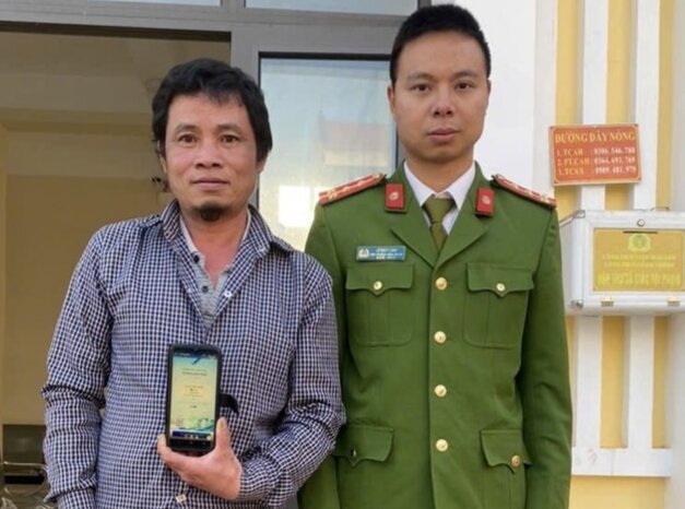 La police de la commune de Phieng Pan (province de Son La) aide M. Ha Van Pien a restituer l'argent a Mme Le Thi Hong Tham. Photo: Trung Hieu/Porte d'information electronique du ministere de la Securite publique
