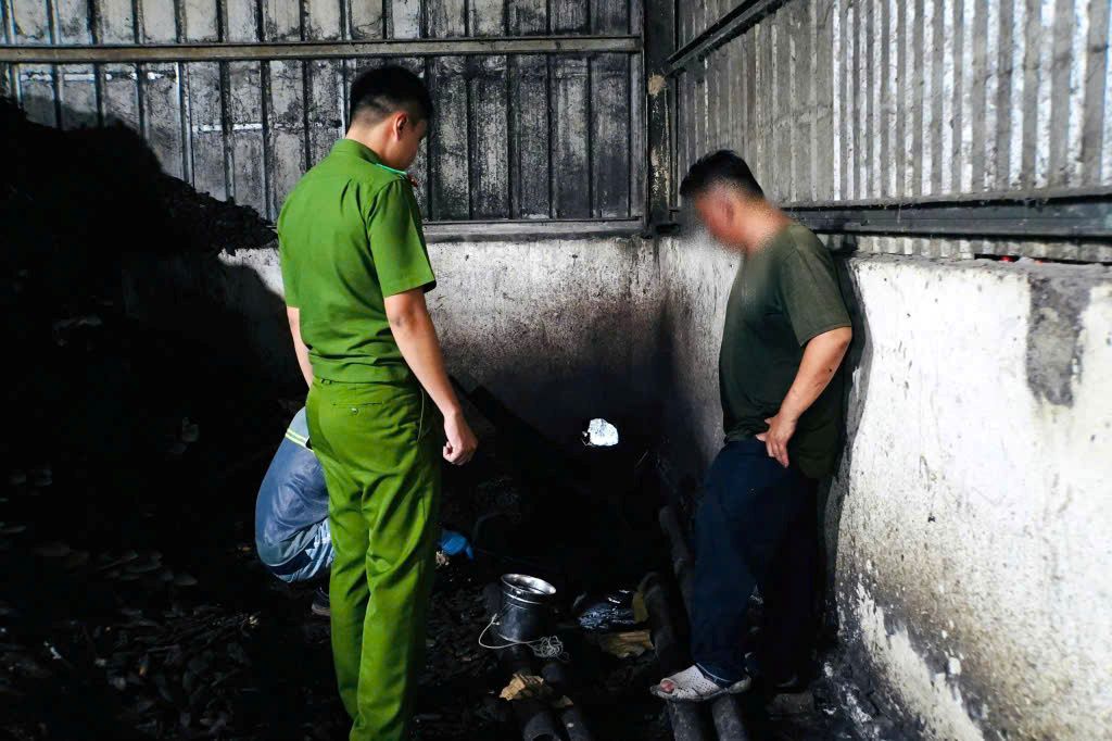 Doan kiem tra thu mau nuoc thai xa ra moi truong. Anh: Cong an cung cap