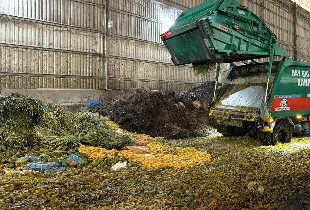 Xe van chuyen do chat thai vao nha xuong cua Cong ty TNHH Dich Vu Thoi An. Anh: Cong an cung cap