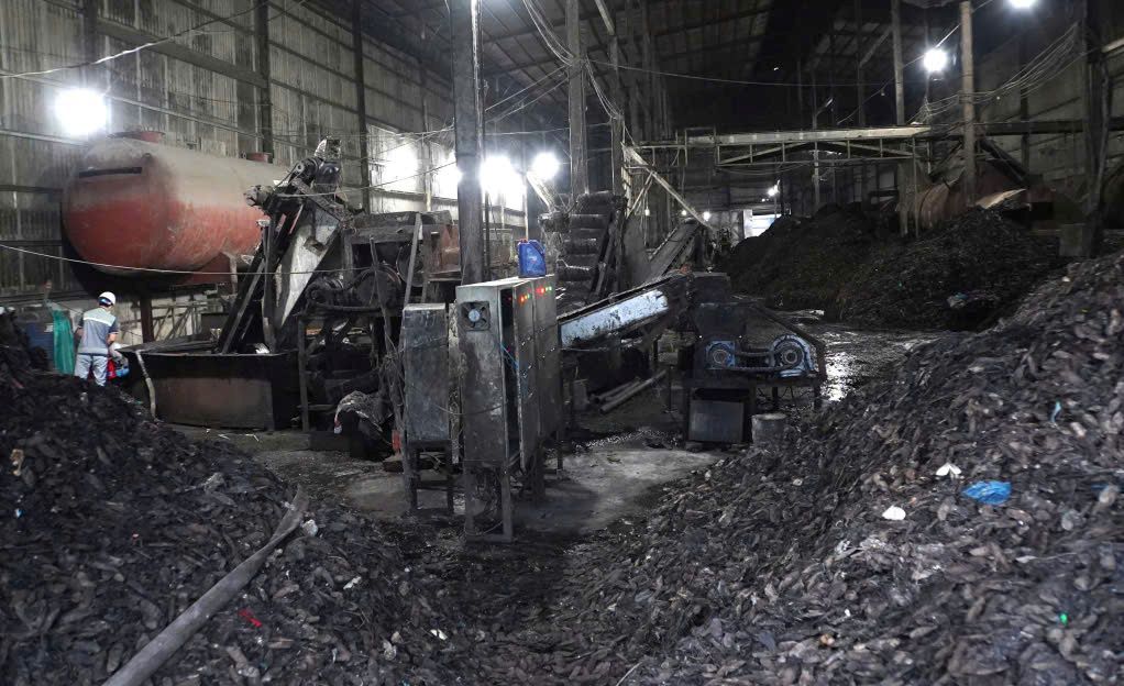 Khoi luong lon vo xoai, hat xoai dang phan huy, boc mui ben trong nha xuong cua Cong ty TNHH Dich Vu Thoi An. Anh: Cong an cung cap