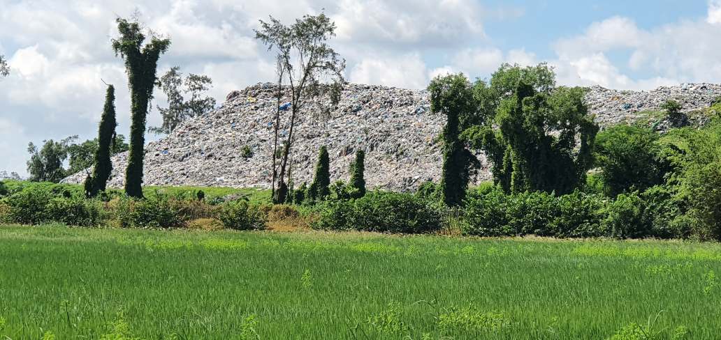 La decharge du hameau de Tan Tao, commune de Vinh Loi, Ca Mau est surchargee. Photo de : Nhat Ho.