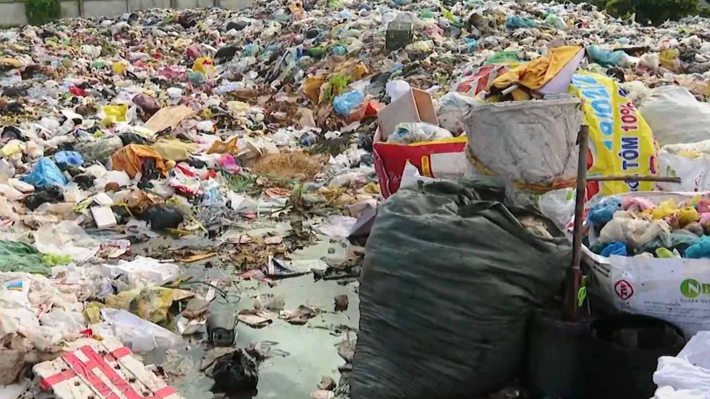 Rac sinh hoat tai Ca Mau hau het dem chon lap do chua co nha may xu ly rac. Anh: Nhat Ho.