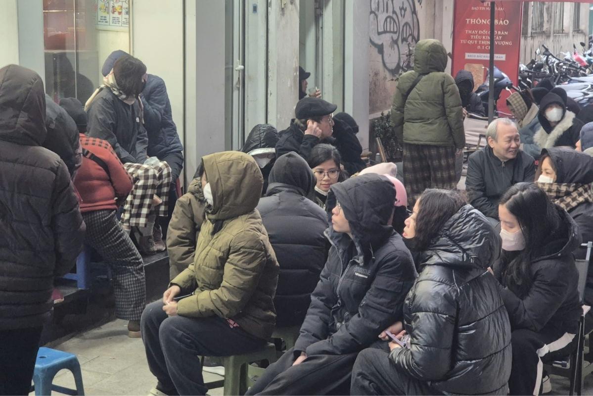 Bat chap thoi tiet gia ret, nhieu nguoi san sang den cac cua hang vang tu som de chac suat cam vang tren tay. Anh: Phan Anh