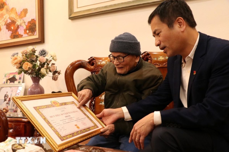 Dang vien Dao Son, 80 nam tuoi Dang, luon tam niem nguoi dang vien phai song vi nhan dan, dat loi ich cua nhan dan len tren het. Anh: Thu Hang/TTXVN 