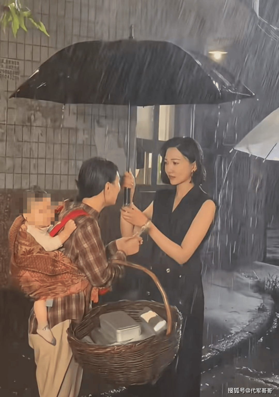 Dien vien quan chung chi nhan khoang 80 NDT cho 9 gio quay, nghia la chua den 9 NDT (34 ngan dong) moi gio, thu nhap hang thang hiem khi vuot 3.000 NDT (11 trieu dong). Anh cat tu video