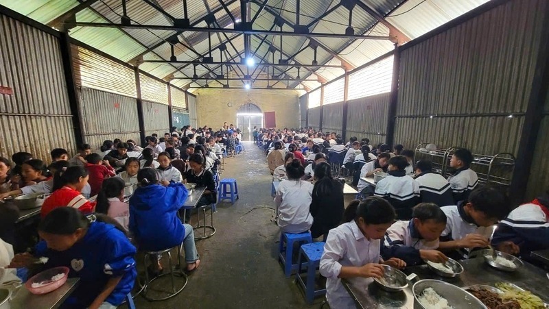 Bua com ban tru cung duoc tang cuong thuc an trong nhung ngay gia ret. Anh: Nha truong cung cap