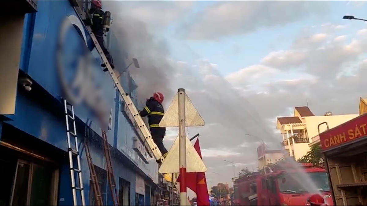 Scene de l'incendie d'un magasin qui a cause la mort de la mere et de l'enfant. Photo: Minh Chau