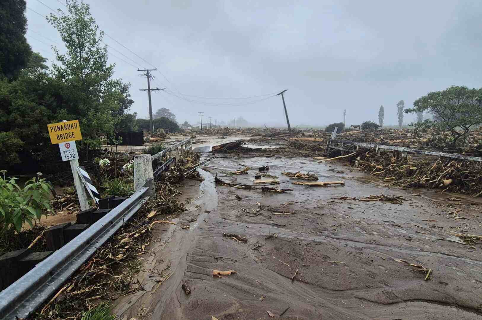Scene d'erosion apres de violentes tempetes qui ont balaye l'île du Nord de la Nouvelle-Zelande. Photo: Service des pompiers et des sauveteurs de Tairāwhiti, Nouvelle-Zelande