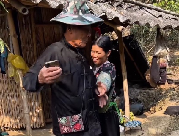 The beautiful love story of old man Ly Seo Lu has been and is touching many people. Photo: Ma Seo Lu