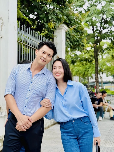 Nam dien vien cam thay may man khi duoc dong chung voi dan chi Hong Diem. Anh: VFC.