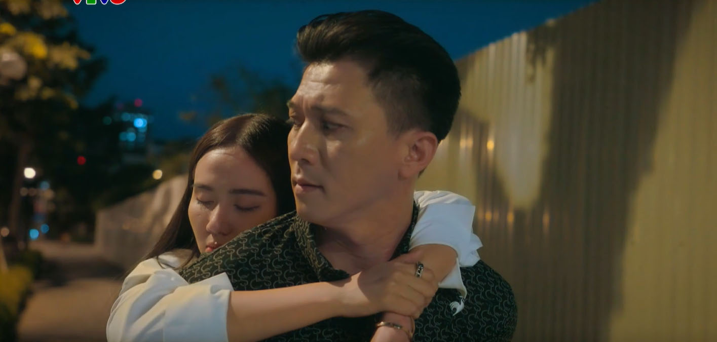 Ha Viet Dung dong cap an y voi Huyen Lizzie trong “Cach em 1 milimet“. Anh: VFC.