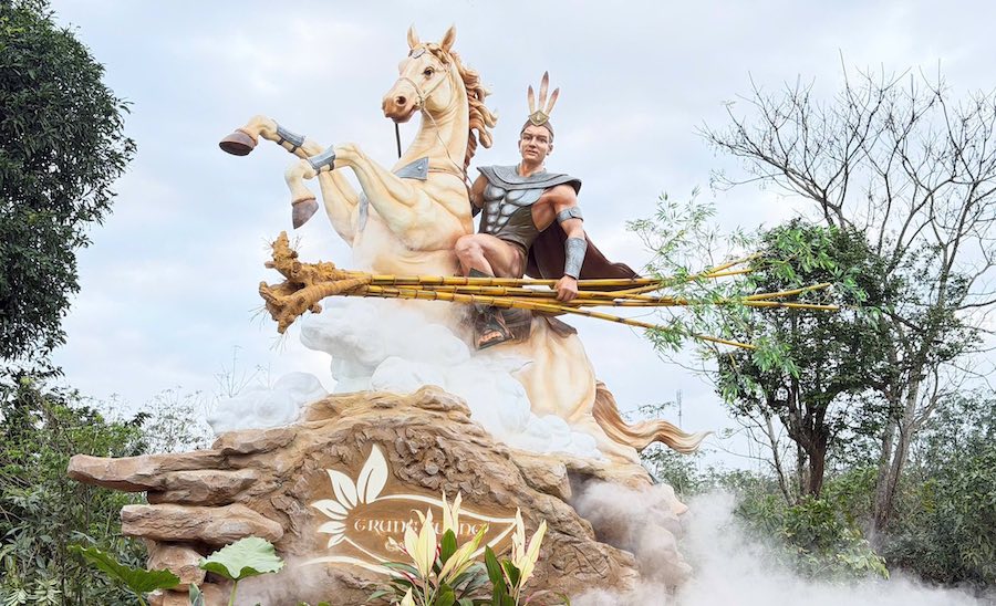 Linh vật ngựa ở Quảng Trị như hiện ra từ truyện cổ tích Thánh Gióng. 