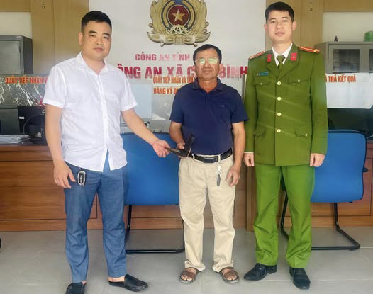 Mr. Thai picked up a wallet containing 15 million VND and returned it to the person who dropped it. Photo: Cam Binh Commune Police.