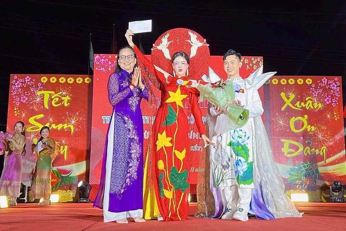 Lanh dao cong ty TNHH Ty Thac trao giai nhat Hoi thi “Trinh dien trang phuc co truyen Viet Nam”. Anh: Luu Hung