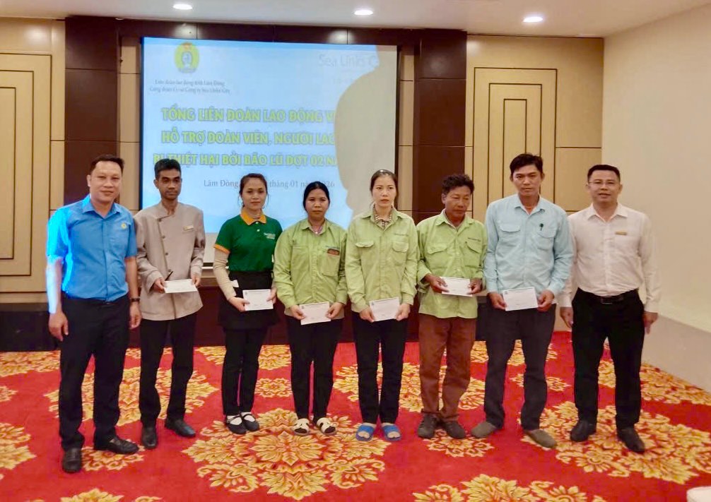 Cac doan vien lam viec trong nganh du lich duoc trao ho tro. Anh: Pham Duy 