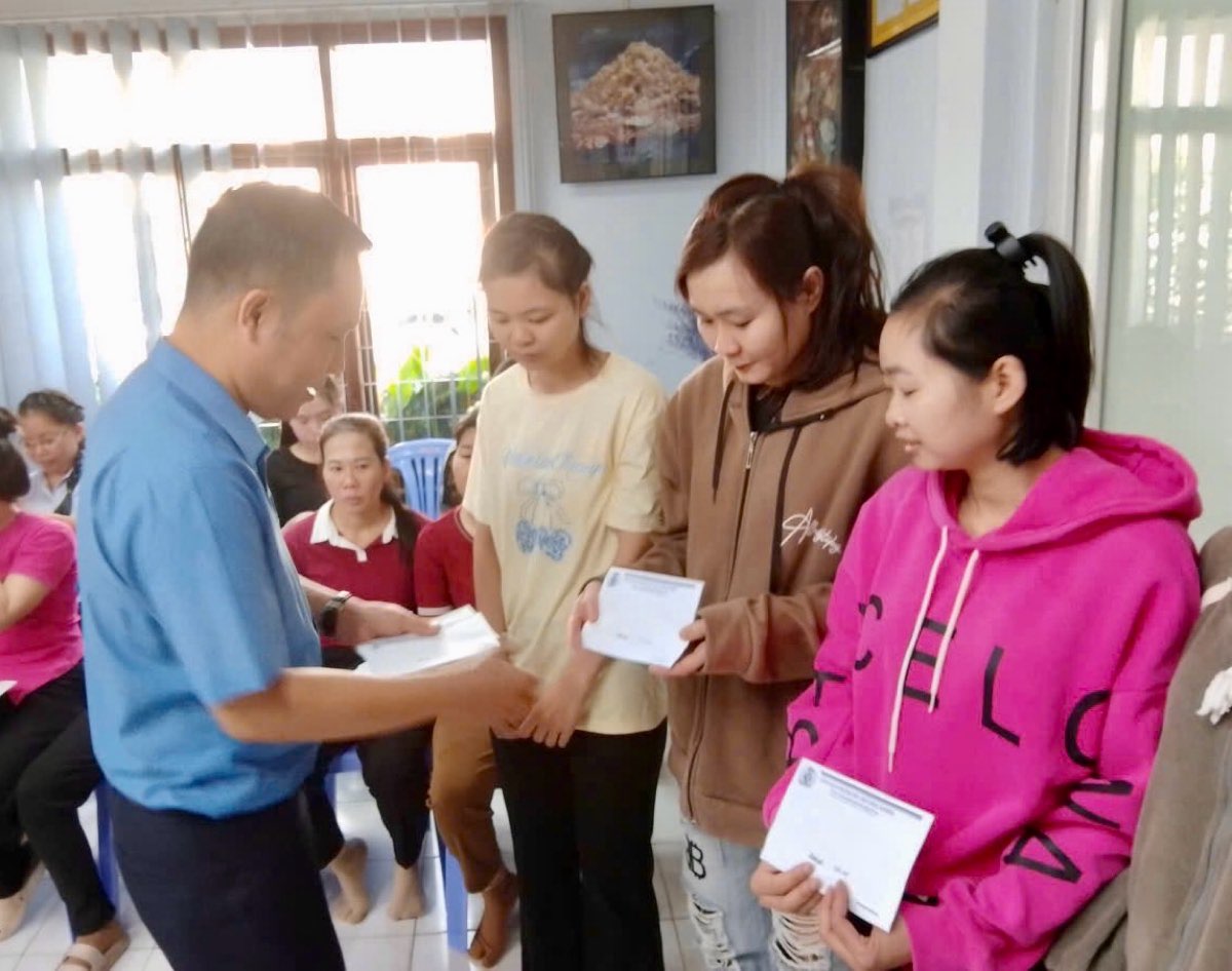 Ong Thai Ngoc Son - Chu tich Cong doan phuong Phu Thuy trao qua ho tro cho doan vien Cong doan co so Cong ty TNHH Hai Nam. Anh: Pham Duy 