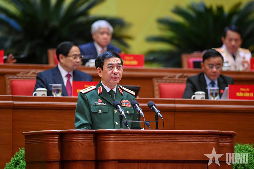 Le general Phan Van Giang, membre du Bureau politique, secretaire adjoint de la Commission militaire centrale, ministre de la Defense nationale, a pris la parole au Congres. Photo: Journal Quan Doi Nhan Dan