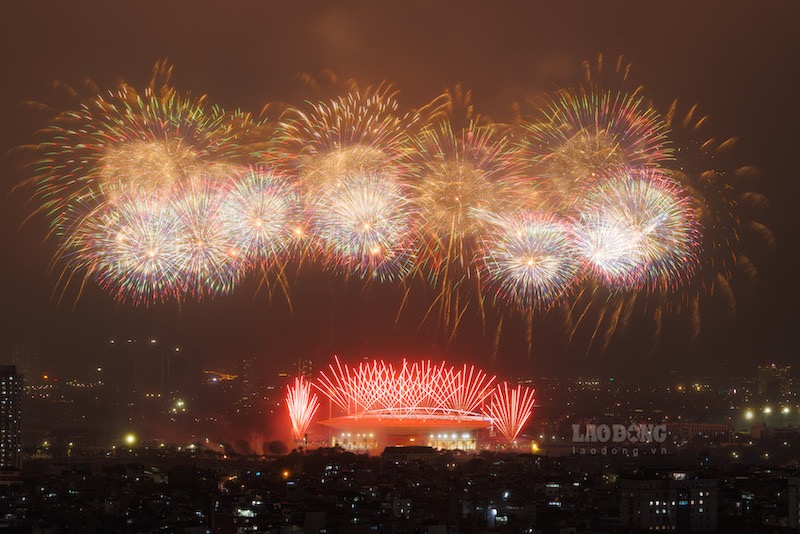 Pháo hoa thắp sáng bầu trời Hà Nội trong buổi tổng duyệt ngày 21.1. Ảnh: Hải Nguyễn