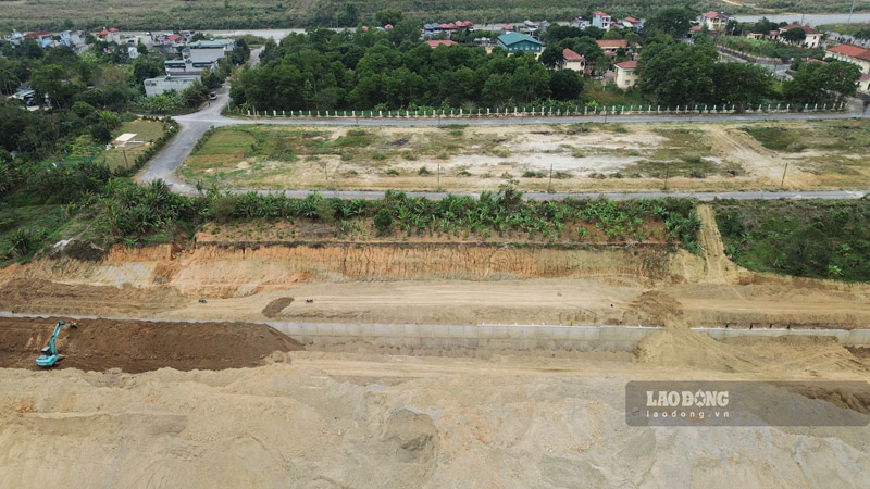 Nguoi dan mong tuyen ke som hoan thien de han che sat lo mua mua lu. Anh: Dinh Dai