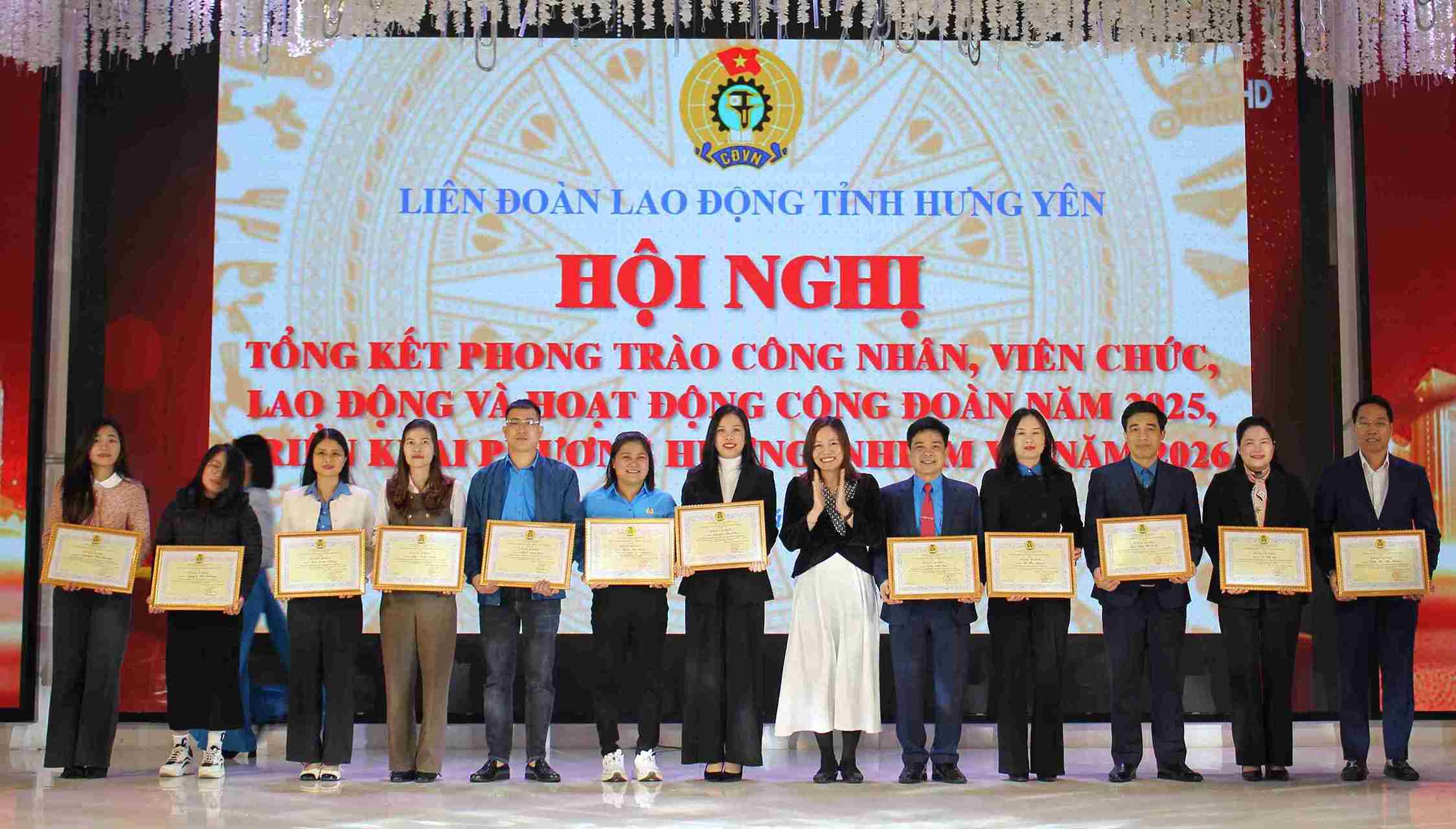 Cac ca nhan tieu bieu trong phong trao Cong doan duoc bieu duong, khen thuong tai hoi nghi. 