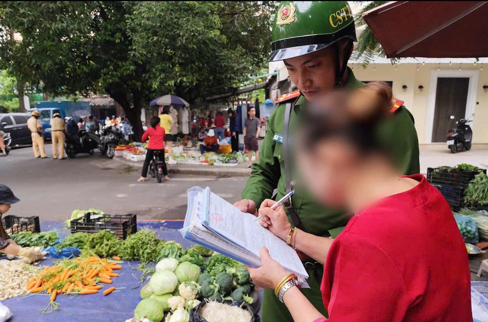 Luc luong chuc nang xu phat cac tieu thuong vi pham. Anh: Minh Tam