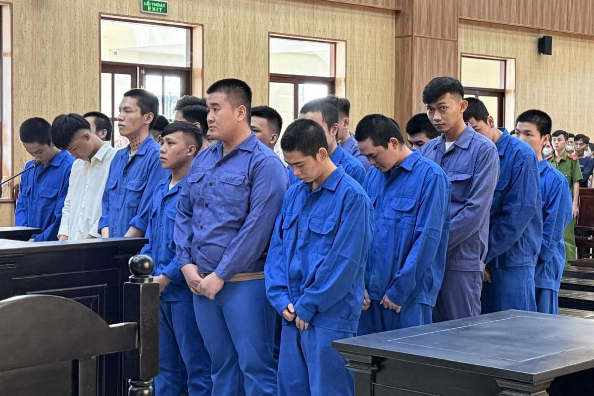26 thanh niên bị xét xử về các tội Giết người và Gây rối trật tự công cộng. Ảnh: Thành An