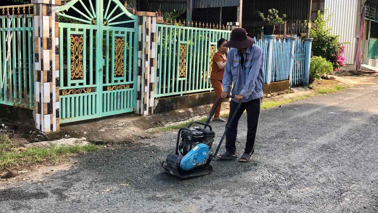 Ban Tri su Phat giao Hoa Hao xa Phu Huu thuc hien va duong tren dia ban. Anh: Nghia Thanh