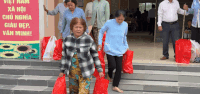 People in difficult circumstances in Tra Con commune excitedly receive gifts in the Tet Sum vay - Xuan Chia se program co-organized by the Provincial Fatherland Front. Photo: Hoang Loc