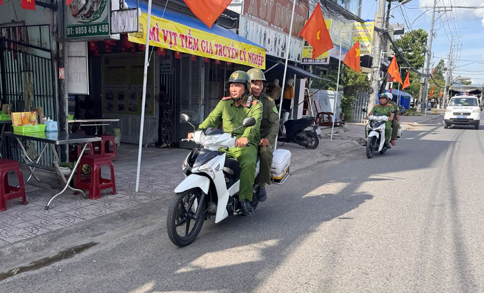 Luc luong Cong an phuong Chau Doc tang cuong tuan tra, dau tranh voi toi pham, te nan xa hoi. Anh: Vu Tien
