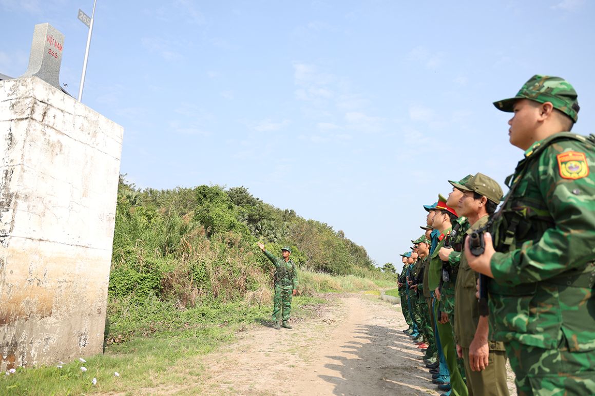 Cac luc luong phoi hop tuan tra giu vung duong bien, cot moc bien gioi trong nhung ngay dien ra Dai hoi dai bieu toan quoc lan thu XIV cua Dang. Anh: Vu Tien