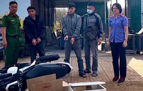 Công an xử lý đối tượng vận chuyển trái phép 22,8 kg pháo nổ. Ảnh: VKSND Đắk Lắk