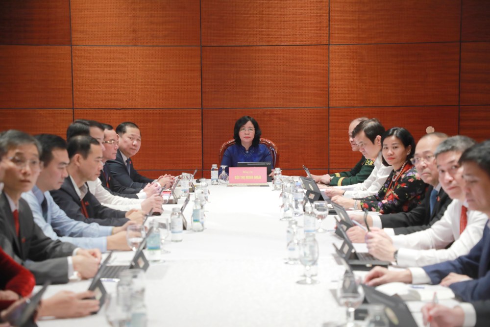 Delegations of the Fatherland Front and central mass organizations discuss Documents of the 14th Party Congress. Photo: Tran Vuong