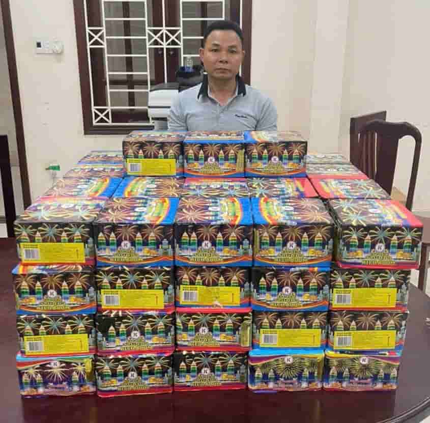 Công an bắt giữ đối tượng Xe cùng số lượng pháo hoa nổ. Ảnh: Công an Gia Lai 