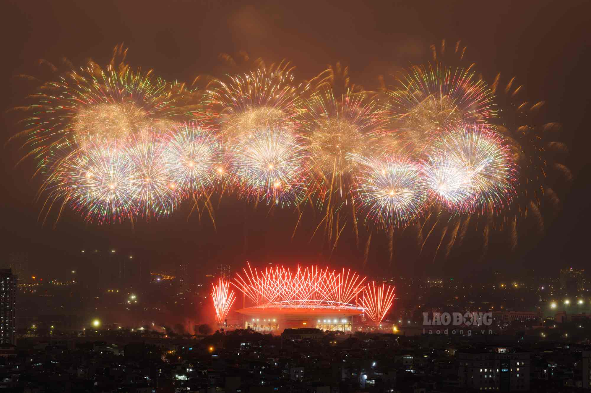 Fireworks display during the general rehearsal on the evening of January 21 at My Dinh Stadium. Photo: Hai Nguyen