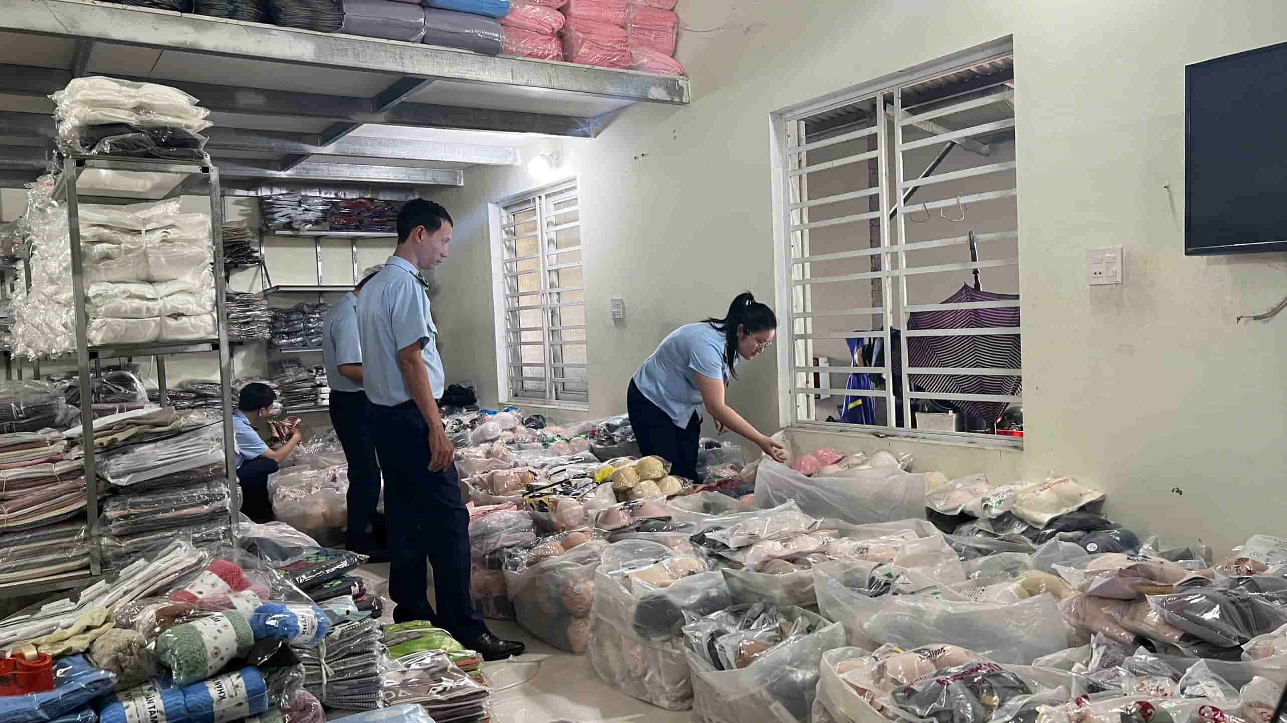 Quản lý thị trường tỉnh tạm giữ số lô hàng có dấu hiệu giả mạo. Ảnh: Tiến Dũng 