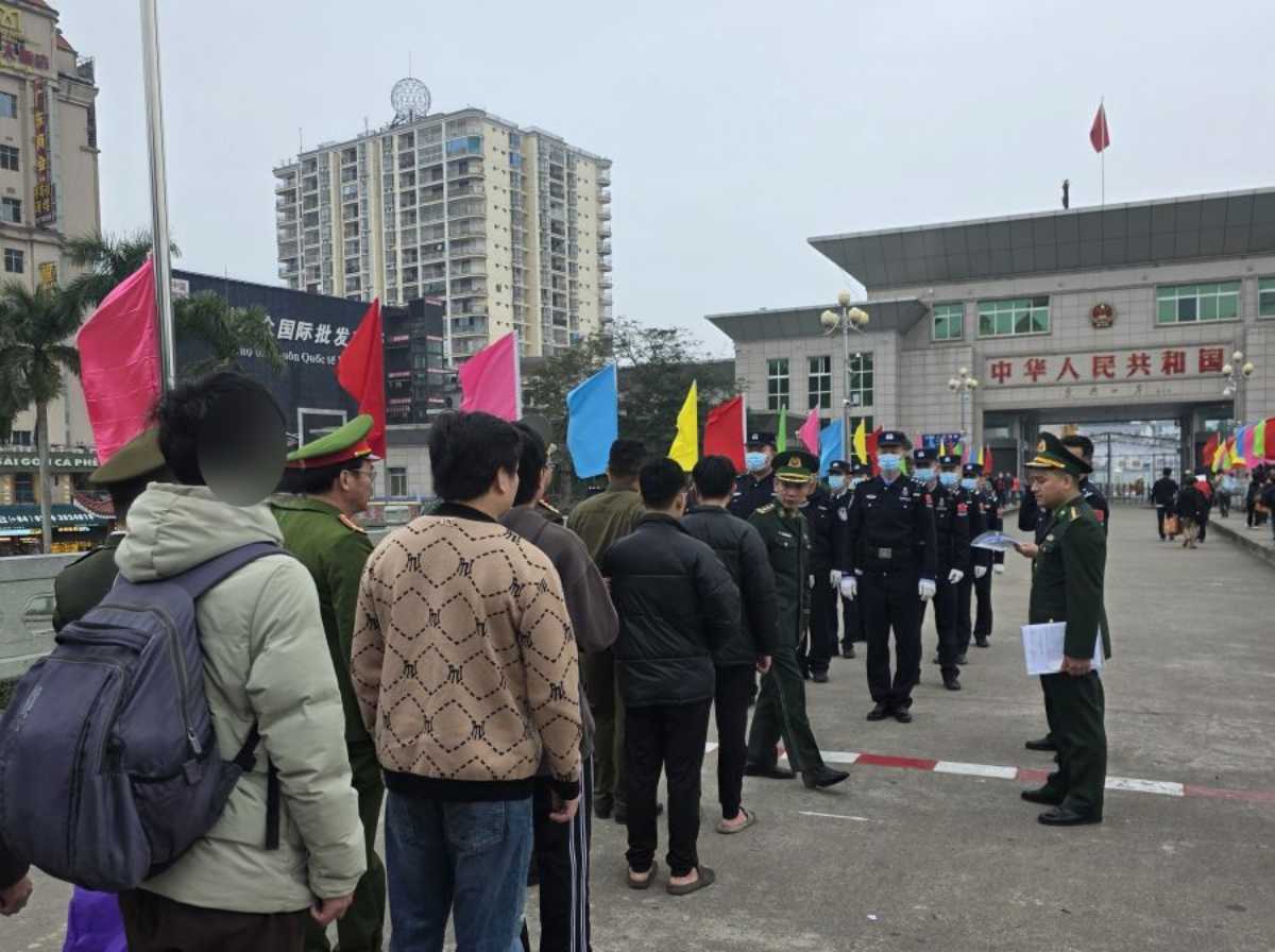 Phòng Quản lý Xuất nhập cảnh Công an tỉnh Ninh Bình phối hợp trục xuất người nước ngoài nhập cảnh trái phép và tiếp nhận công dân Việt Nam là nạn nhân của "việc nhẹ lương cao" trở về địa phương. Ảnh: Công an tỉnh Ninh Bình