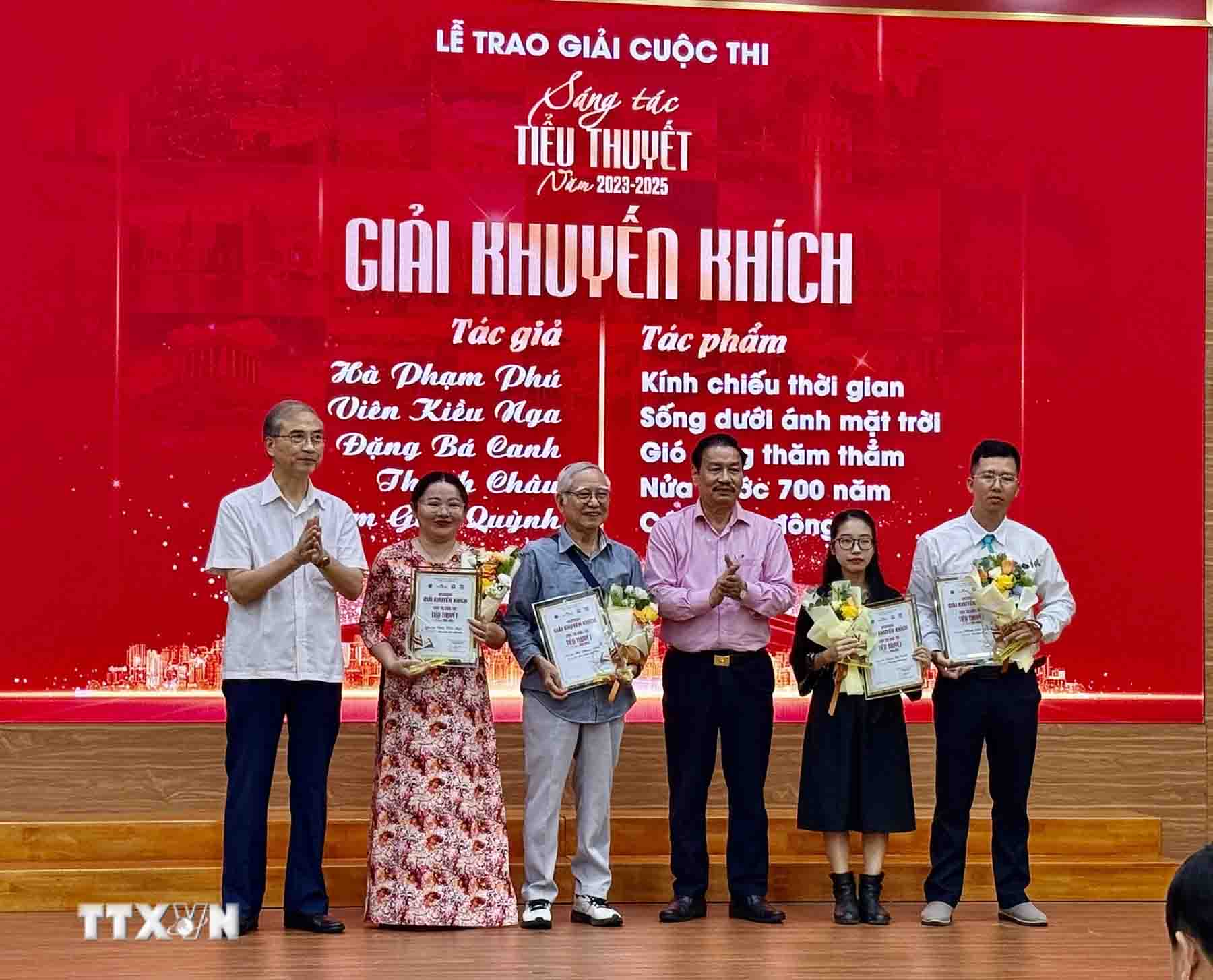 Trao giai Cuoc thi Sang tac tieu thuyet Thoi bao Van hoc Nghe thuat lan thu nhat (2023-2025). (Anh: Phuong Lan/TTXVN).