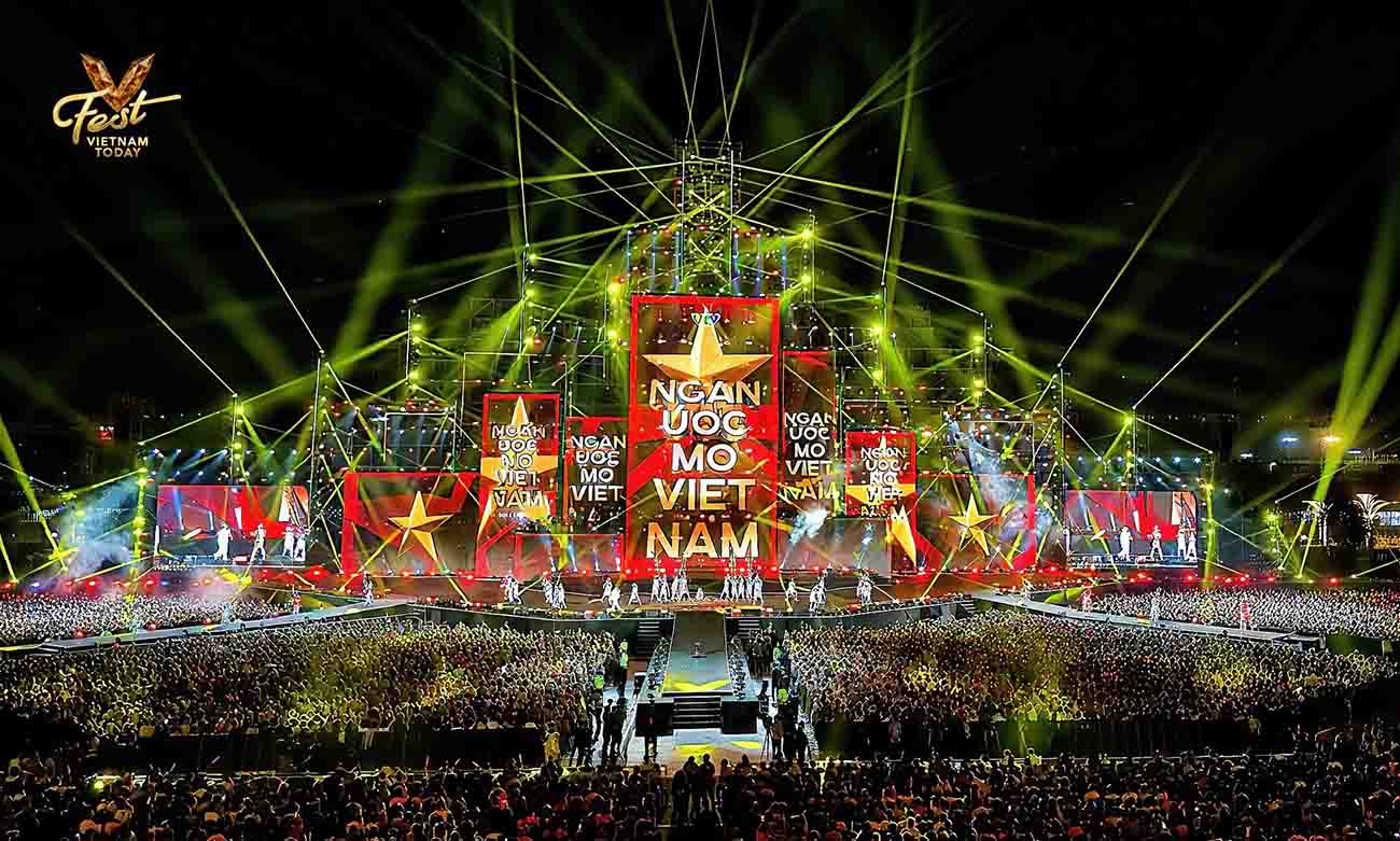 Thuc hien chi dao cua Thu tuong Chinh phu Pham Minh Chinh, Dai Truyen hinh Viet Nam to chuc dai nhac hoi “V Fest-Vietnam Today” vao toi 20.9.2025 nhu mot diem nhan ruc ro, khep lai chuoi su kien nghe thuat hoanh trang trong nhung ngay thang Chin day y nghia. San khau voi suc chua 22.000 khan gia duoc thiet ke theo y tuong “thanh pho tre trung, nang dong” dung voi chu de Viet Nam hom nay. (Anh: CTV/Vietnam+).
