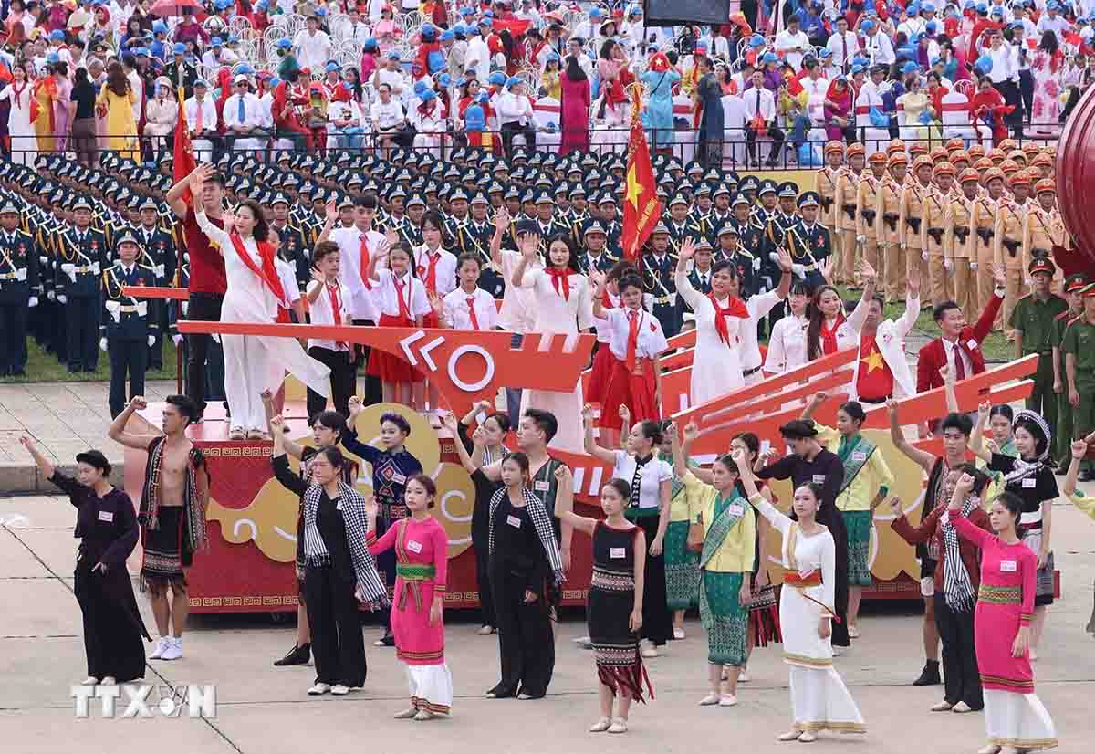 Programmation culturelle a l'evenement A80. Photo : Thong Nhat/TTXVN