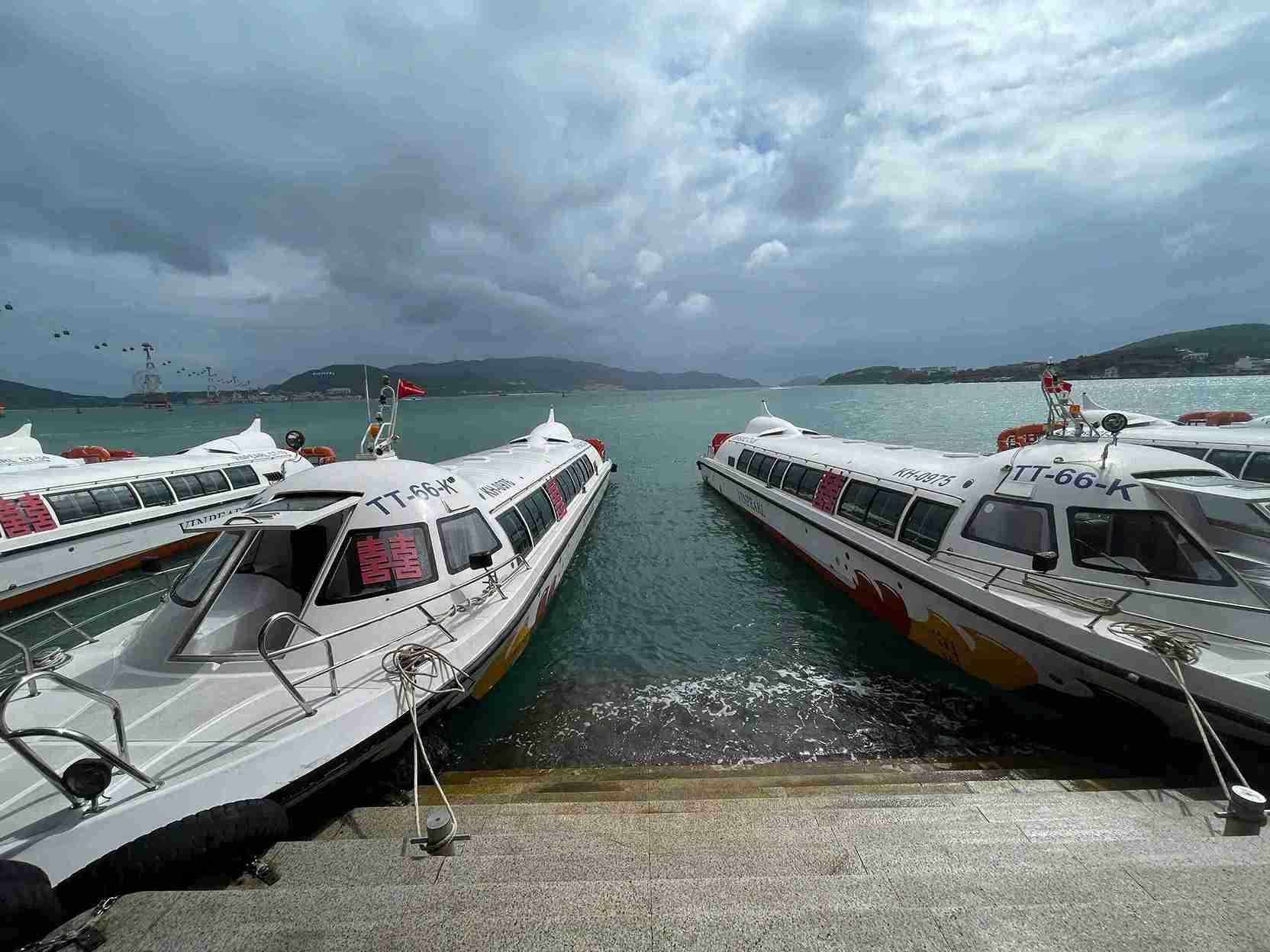 Nhan vien duoc tang cuong de huong dan du khach tham quan ra dao va hinh anh chu Hi xuat hien o tau cao toc. Anh: Thanh Thuy