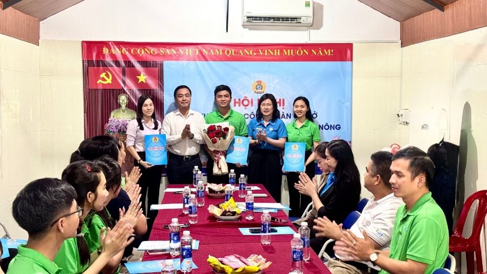 Vinh Long Provincial Labor Federation awarded the decision to establish the grassroots Trade Union of An Phat Nong Trading Co., Ltd. and launched the Executive Committee of the grassroots Trade Union. Photo: Hoang Loc
