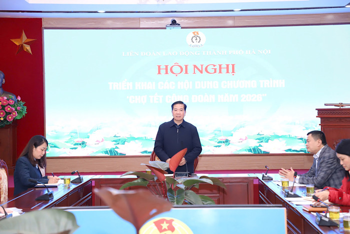 Vice Chairman of Hanoi City Labor Federation Nguyen Huy Khanh chairs the implementation of the 2026 Trade Union Tet Market. Photo: Mai Quy