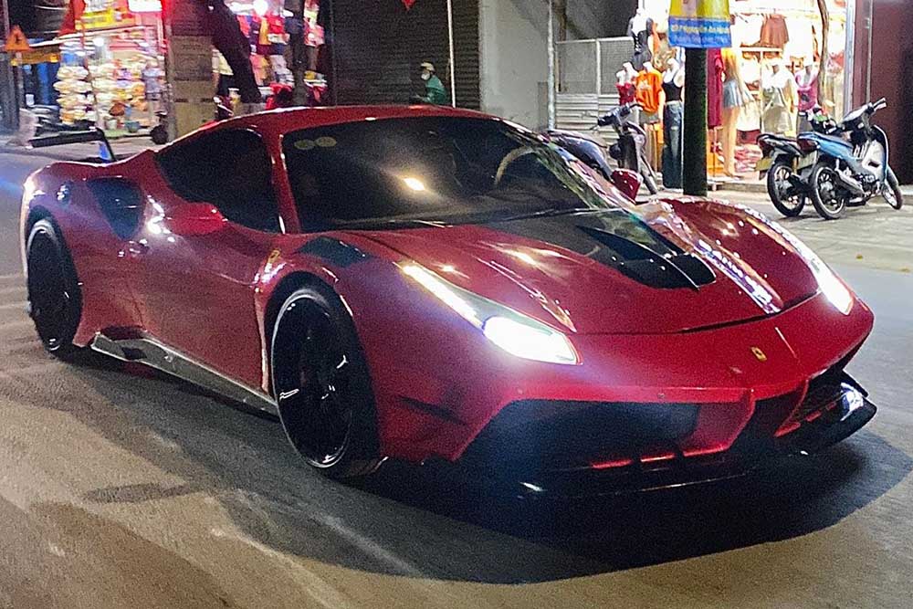 Ferrari 488 GTB is tuned according to the Misha Designs package with a rugged appearance when appearing on the streets of Ho Chi Minh City. Photo: Huynh Thanh Thao